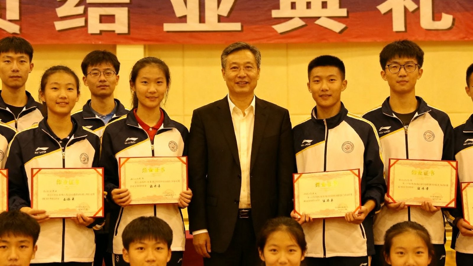 青少年体育教育从业人员培训项目结业典礼，学员们手持结业证书与讲师合影留念